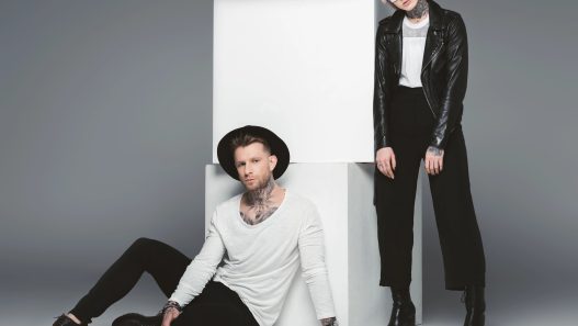 Lifestyle-Influencer - Mann und Frau posieren für ein Foto
