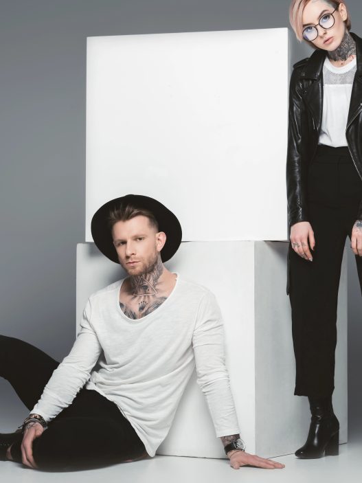 Lifestyle-Influencer - Mann und Frau posieren für ein Foto