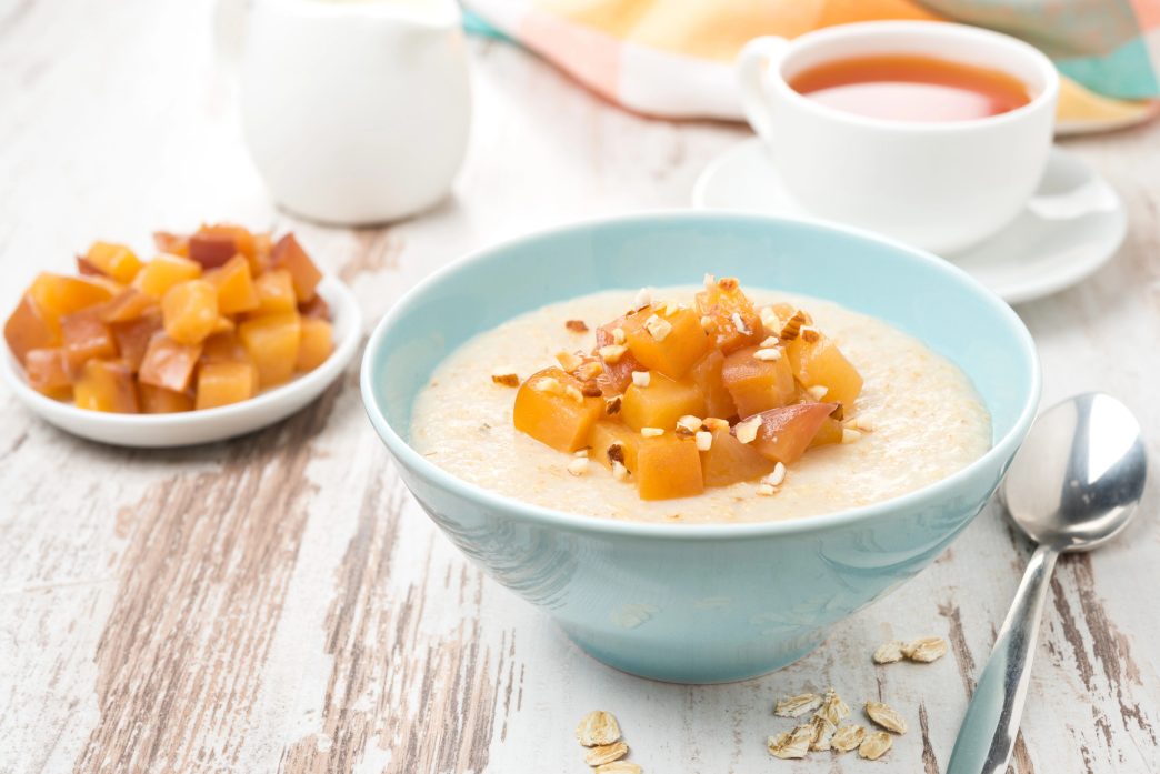 Bowl mit Haferflocken und Früchten für die Haferkur