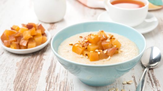 Bowl mit Haferflocken und Früchten für die Haferkur