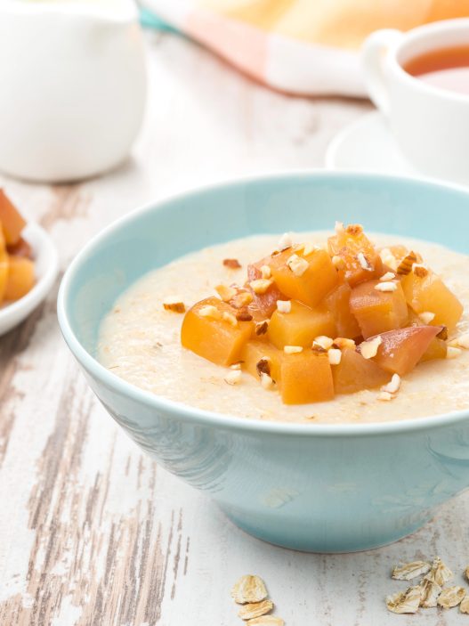 Bowl mit Haferflocken und Früchten für die Haferkur