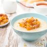 Bowl mit Haferflocken und Früchten für die Haferkur
