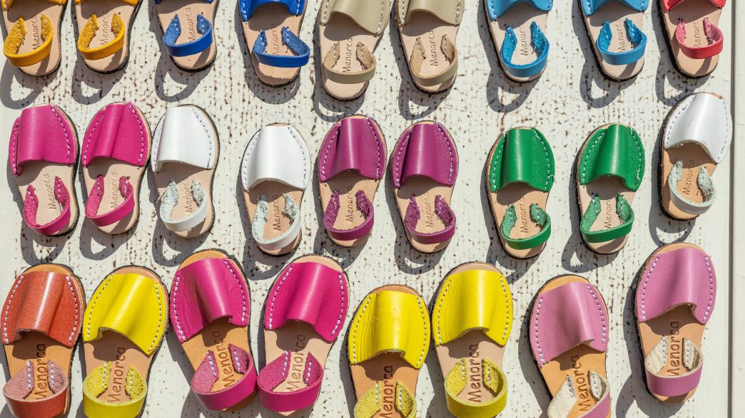 Viele bunte spanische Sandalen auf dem Boden