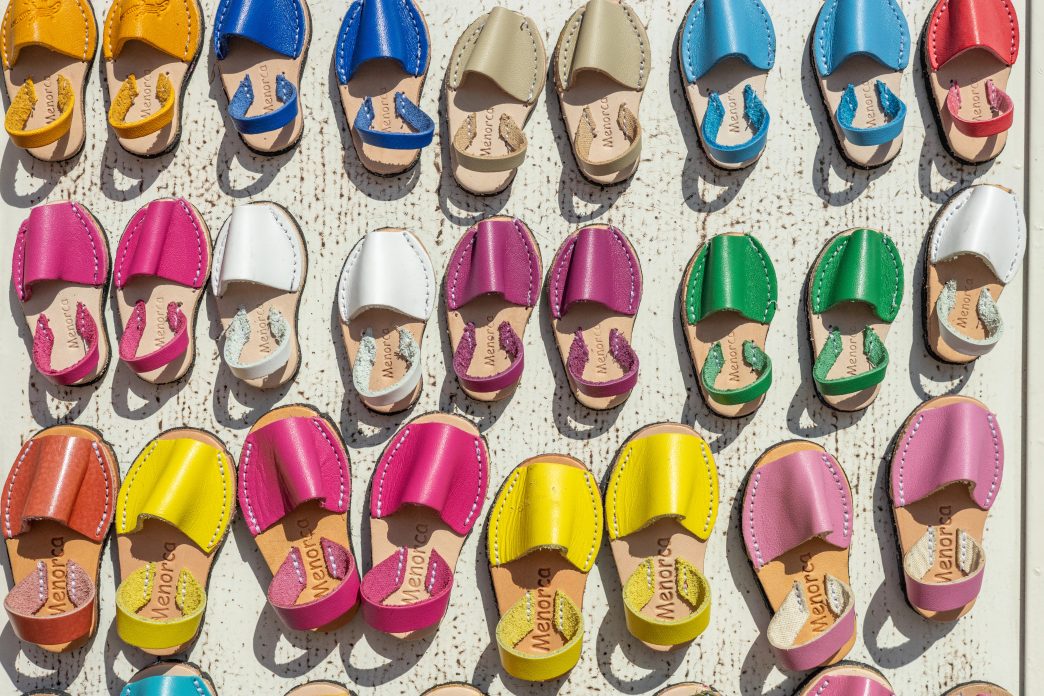 Viele bunte spanische Sandalen auf dem Boden