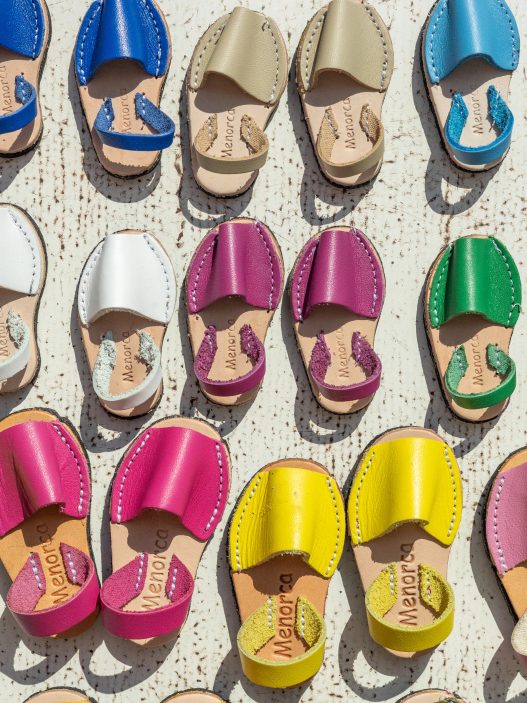 Viele bunte spanische Sandalen auf dem Boden