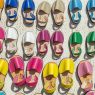 Viele bunte spanische Sandalen auf dem Boden