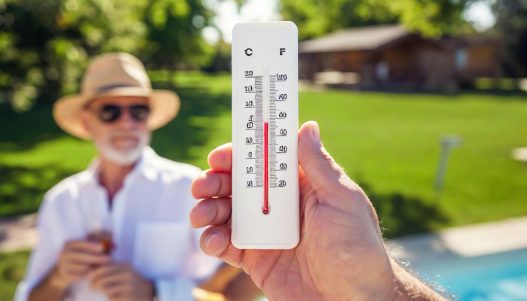Heißer Sommertag und die Menschen schwitzen