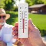 Heißer Sommertag und die Menschen schwitzen