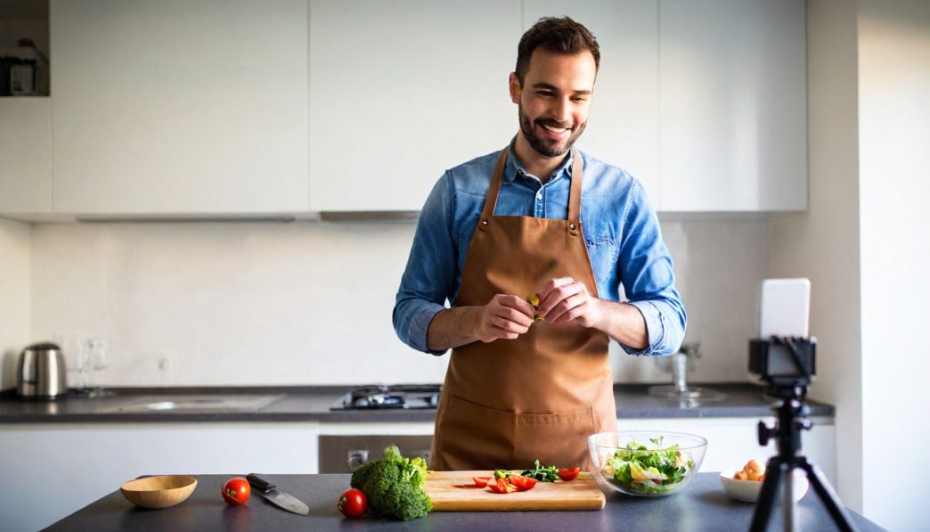 Food-Influencher kocht leckere Gerichte und lässt sich dabei filmen