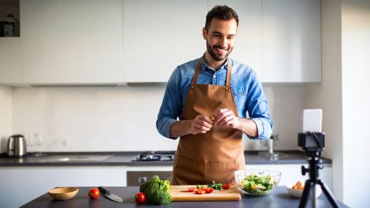 Food-Influencher kocht leckere Gerichte und lässt sich dabei filmen