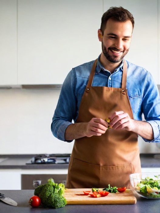 Food-Influencher kocht leckere Gerichte und lässt sich dabei filmen