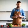 Food-Influencher kocht leckere Gerichte und lässt sich dabei filmen