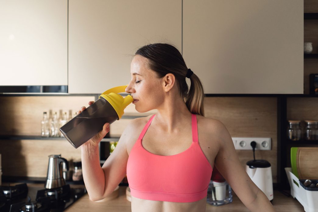 Frau drinkt den Bestseller von Protein Pulver und Whey Protein