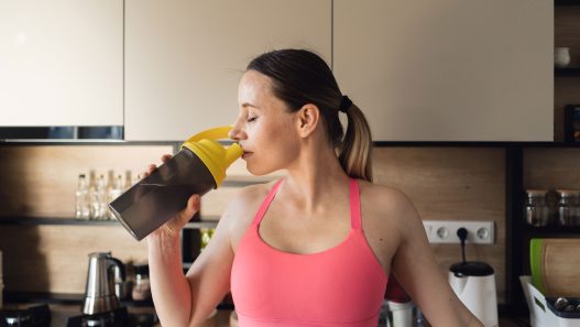 Frau drinkt den Bestseller von Protein Pulver und Whey Protein