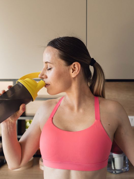 Frau drinkt den Bestseller von Protein Pulver und Whey Protein