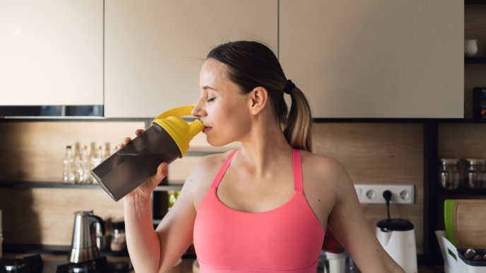 Frau drinkt den Bestseller von Protein Pulver und Whey Protein