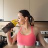 Frau drinkt den Bestseller von Protein Pulver und Whey Protein