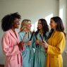 Vier Frauen, die den Lockenstab Test 2025 machen