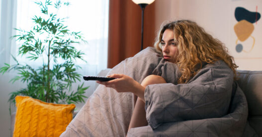Infrarot Saunadecke beim Entspannen auf dem Sofa während Netflix läuft