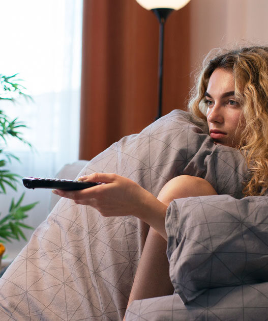 Infrarot Saunadecke beim Entspannen auf dem Sofa während Netflix läuft