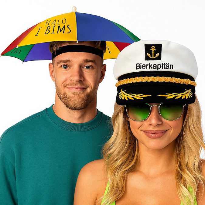 Junger Mann mit bunter Schirmmütze und junge Frau mit Bierkapitän Mütze als witziges Malle Outfit 2025 Paar