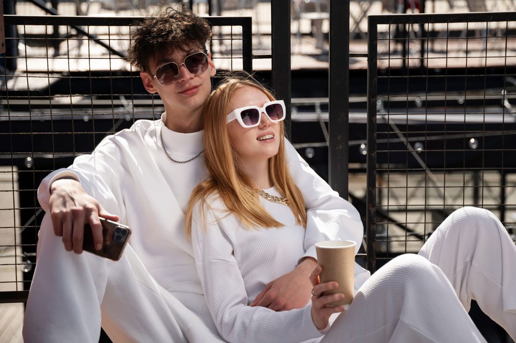 Jungen und Mädchen tragen Unisex Mode