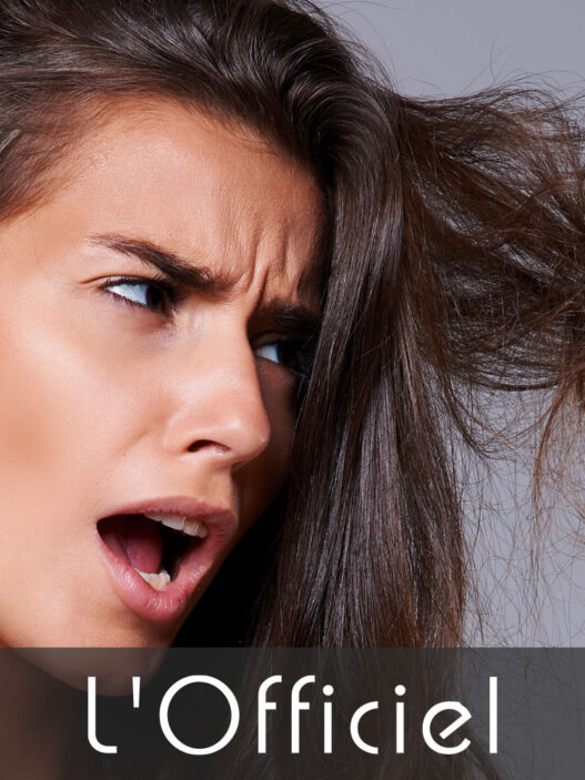 L'Officiel Beauty Test: Frau stylt perfektes 90s Blowout Volumen mit einer Warmluftbürste als günstige Dyson Alternative.